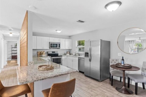 House in Tampa, Florida 3 bedrooms, 139.35 sq.m. № 2232908 - photo 11