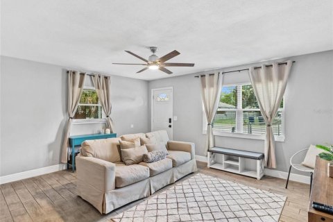 House in Tampa, Florida 3 bedrooms, 139.35 sq.m. № 2232908 - photo 3