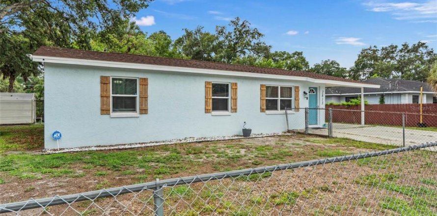 House in Tampa, Florida 3 bedrooms, 139.35 sq.m. № 2232908