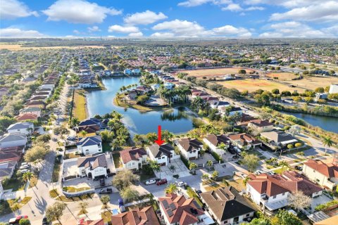 Villa ou maison à vendre à Miami, Floride: 5 chambres, 240.71 m2 № 2021884 - photo 7