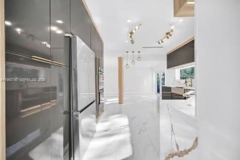Villa ou maison à vendre à Miami, Floride: 5 chambres, 240.71 m2 № 2021884 - photo 16