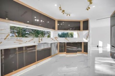 Villa ou maison à vendre à Miami, Floride: 5 chambres, 240.71 m2 № 2021884 - photo 18