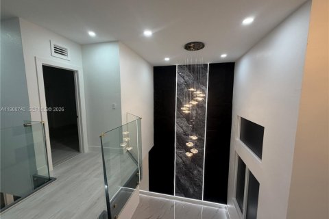 Villa ou maison à vendre à Miami, Floride: 5 chambres, 240.71 m2 № 2021884 - photo 2