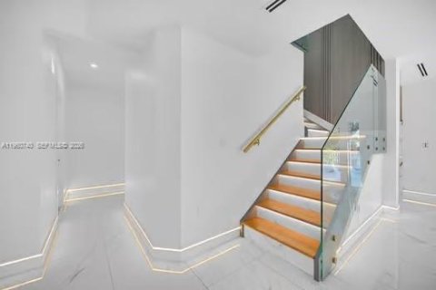 Villa ou maison à vendre à Miami, Floride: 5 chambres, 240.71 m2 № 2021884 - photo 11