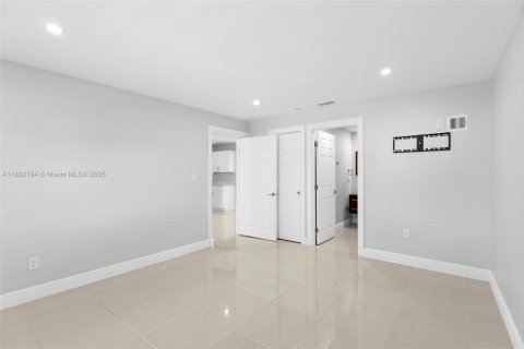 House in Miami, Florida 4 bedrooms, 139.63 sq.m. № 1929436 - photo 16
