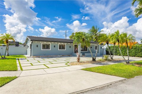 House in Miami, Florida 4 bedrooms, 139.63 sq.m. № 1929436 - photo 2