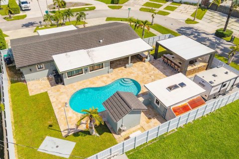 House in Miami, Florida 4 bedrooms, 139.63 sq.m. № 1929436 - photo 4