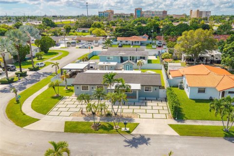House in Miami, Florida 4 bedrooms, 139.63 sq.m. № 1929436 - photo 27
