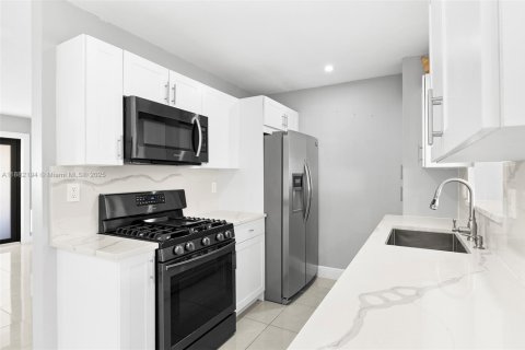 House in Miami, Florida 4 bedrooms, 139.63 sq.m. № 1929436 - photo 11