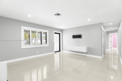 House in Miami, Florida 4 bedrooms, 139.63 sq.m. № 1929436 - photo 8