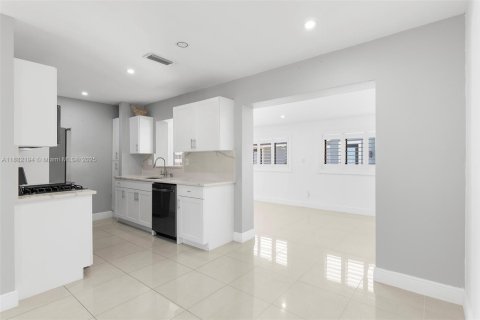 House in Miami, Florida 4 bedrooms, 139.63 sq.m. № 1929436 - photo 9
