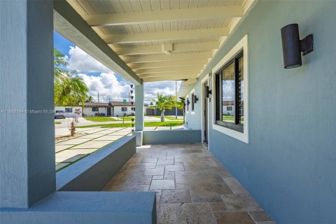 House in Miami, Florida 4 bedrooms, 139.63 sq.m. № 1929436 - photo 5