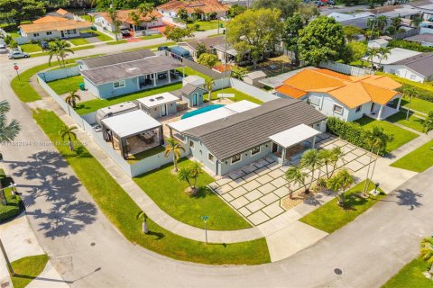 House in Miami, Florida 4 bedrooms, 139.63 sq.m. № 1929436 - photo 26
