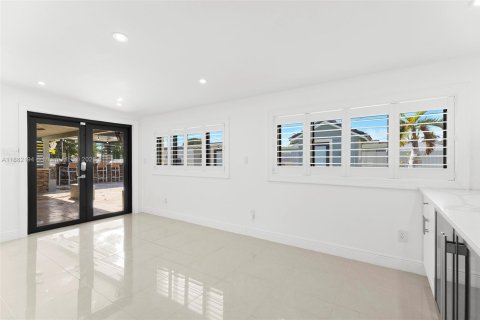 House in Miami, Florida 4 bedrooms, 139.63 sq.m. № 1929436 - photo 13