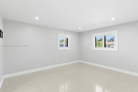 House in Miami, Florida 4 bedrooms, 139.63 sq.m. № 1929436 - photo 15