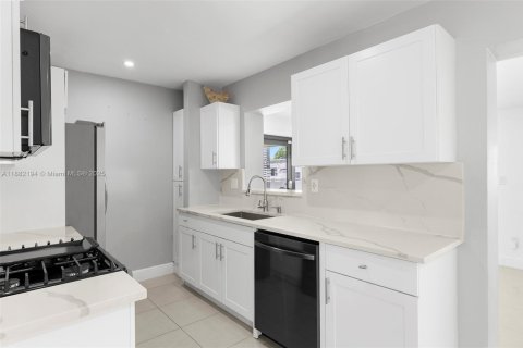 House in Miami, Florida 4 bedrooms, 139.63 sq.m. № 1929436 - photo 12