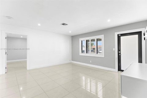 House in Miami, Florida 4 bedrooms, 139.63 sq.m. № 1929436 - photo 7