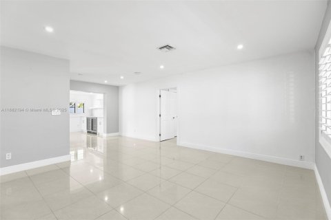 House in Miami, Florida 4 bedrooms, 139.63 sq.m. № 1929436 - photo 6