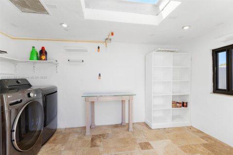 House in Miami, Florida 4 bedrooms, 139.63 sq.m. № 1929436 - photo 20