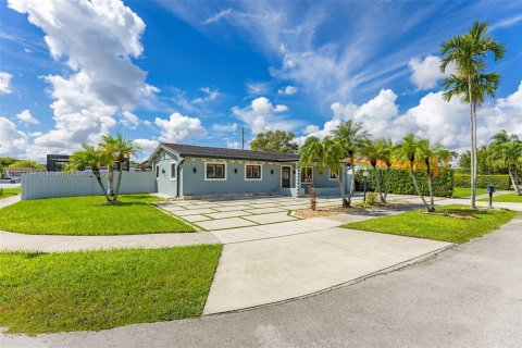House in Miami, Florida 4 bedrooms, 139.63 sq.m. № 1929436 - photo 30