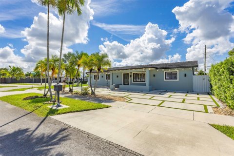 House in Miami, Florida 4 bedrooms, 139.63 sq.m. № 1929436 - photo 3