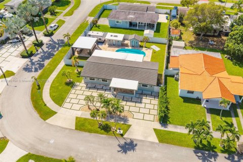 House in Miami, Florida 4 bedrooms, 139.63 sq.m. № 1929436 - photo 24
