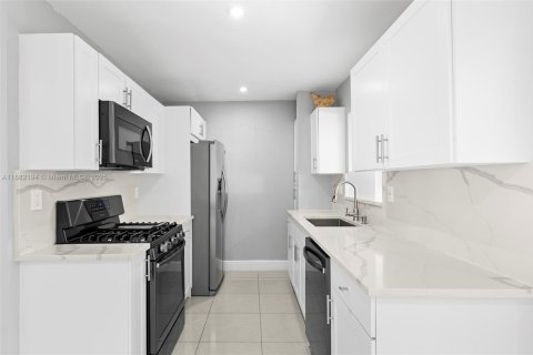 House in Miami, Florida 4 bedrooms, 139.63 sq.m. № 1929436 - photo 10