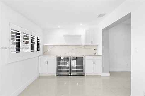 House in Miami, Florida 4 bedrooms, 139.63 sq.m. № 1929436 - photo 14