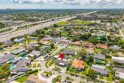 House in Miami, Florida 4 bedrooms, 139.63 sq.m. № 1929436 - photo 25