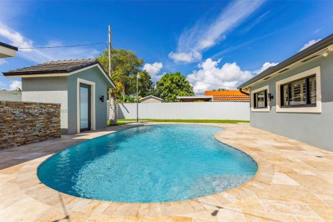 House in Miami, Florida 4 bedrooms, 139.63 sq.m. № 1929436 - photo 19