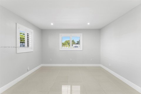 House in Miami, Florida 4 bedrooms, 139.63 sq.m. № 1929436 - photo 28