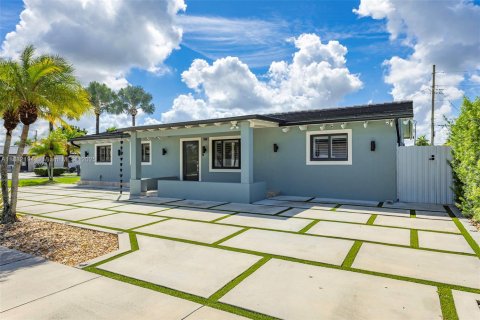 House in Miami, Florida 4 bedrooms, 139.63 sq.m. № 1929436 - photo 1