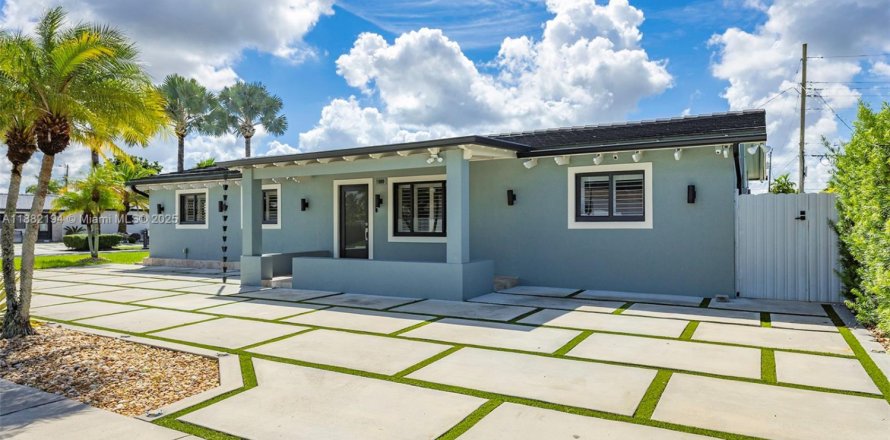 House in Miami, Florida 4 bedrooms, 139.63 sq.m. № 1929436