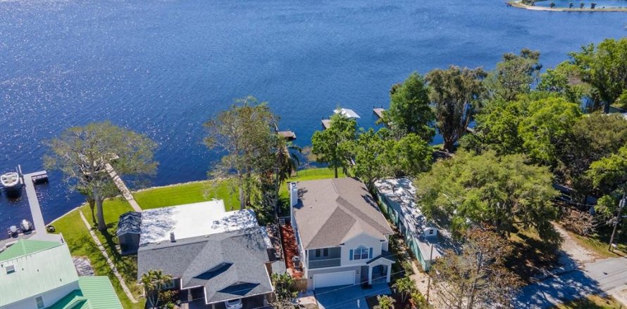 House in Tarpon Springs, Florida 3 bedrooms, 235.6 sq.m. № 1590052