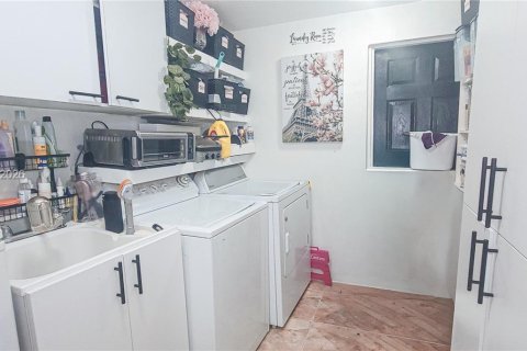 Casa en venta en Miami, Florida, 5 dormitorios, 192.68 m2 № 2003751 - foto 19