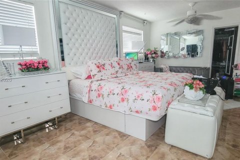 Casa en venta en Miami, Florida, 5 dormitorios, 192.68 m2 № 2003751 - foto 12
