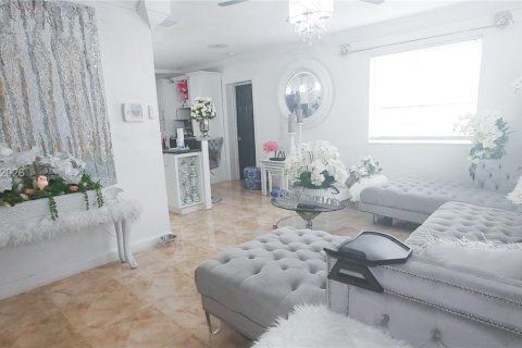 Casa en venta en Miami, Florida, 5 dormitorios, 192.68 m2 № 2003751 - foto 3