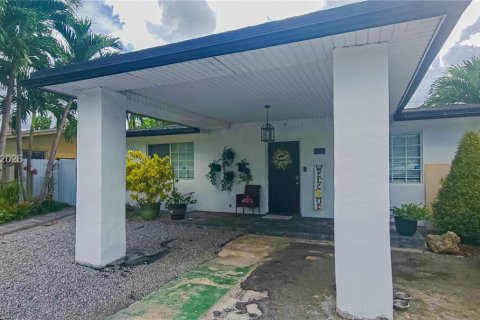 Casa en venta en Miami, Florida, 5 dormitorios, 192.68 m2 № 2003751 - foto 2