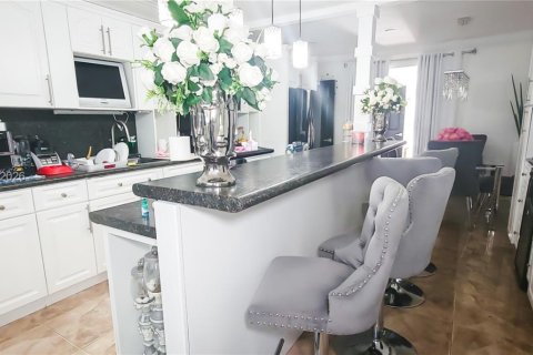 Casa en venta en Miami, Florida, 5 dormitorios, 192.68 m2 № 2003751 - foto 9