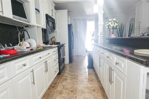 Casa en venta en Miami, Florida, 5 dormitorios, 192.68 m2 № 2003751 - foto 8