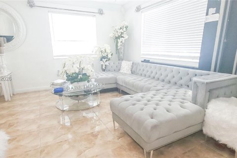 Casa en venta en Miami, Florida, 5 dormitorios, 192.68 m2 № 2003751 - foto 5