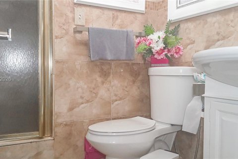 Casa en venta en Miami, Florida, 5 dormitorios, 192.68 m2 № 2003751 - foto 15