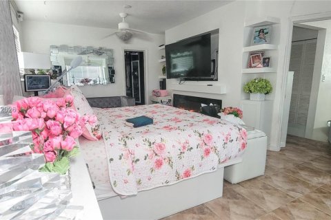 Casa en venta en Miami, Florida, 5 dormitorios, 192.68 m2 № 2003751 - foto 13