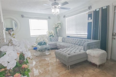 Casa en venta en Miami, Florida, 5 dormitorios, 192.68 m2 № 2003751 - foto 4