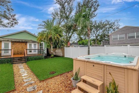 House in Saint Petersburg, Florida 3 bedrooms, 120.96 sq.m. № 1793551 - photo 4