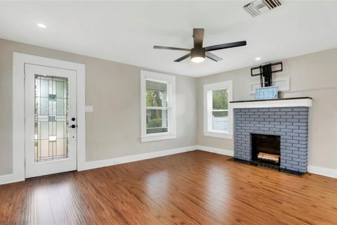 House in Saint Petersburg, Florida 3 bedrooms, 120.96 sq.m. № 1793551 - photo 7