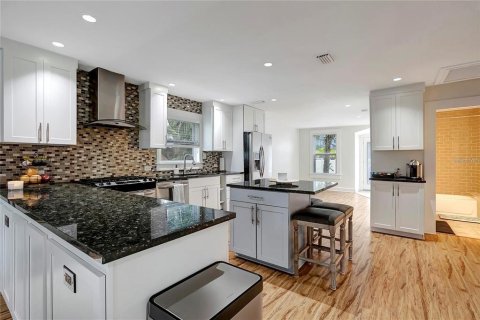 House in Saint Petersburg, Florida 3 bedrooms, 120.96 sq.m. № 1793551 - photo 8