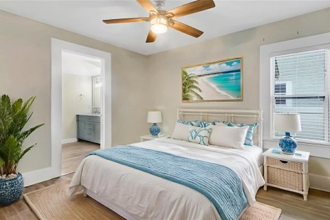 House in Saint Petersburg, Florida 3 bedrooms, 120.96 sq.m. № 1793551 - photo 17