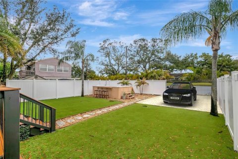 House in Saint Petersburg, Florida 3 bedrooms, 120.96 sq.m. № 1793551 - photo 3
