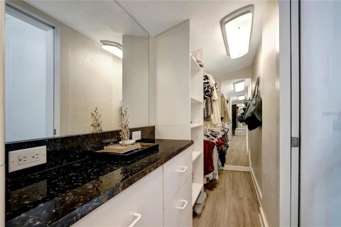 House in Saint Petersburg, Florida 3 bedrooms, 120.96 sq.m. № 1793551 - photo 20